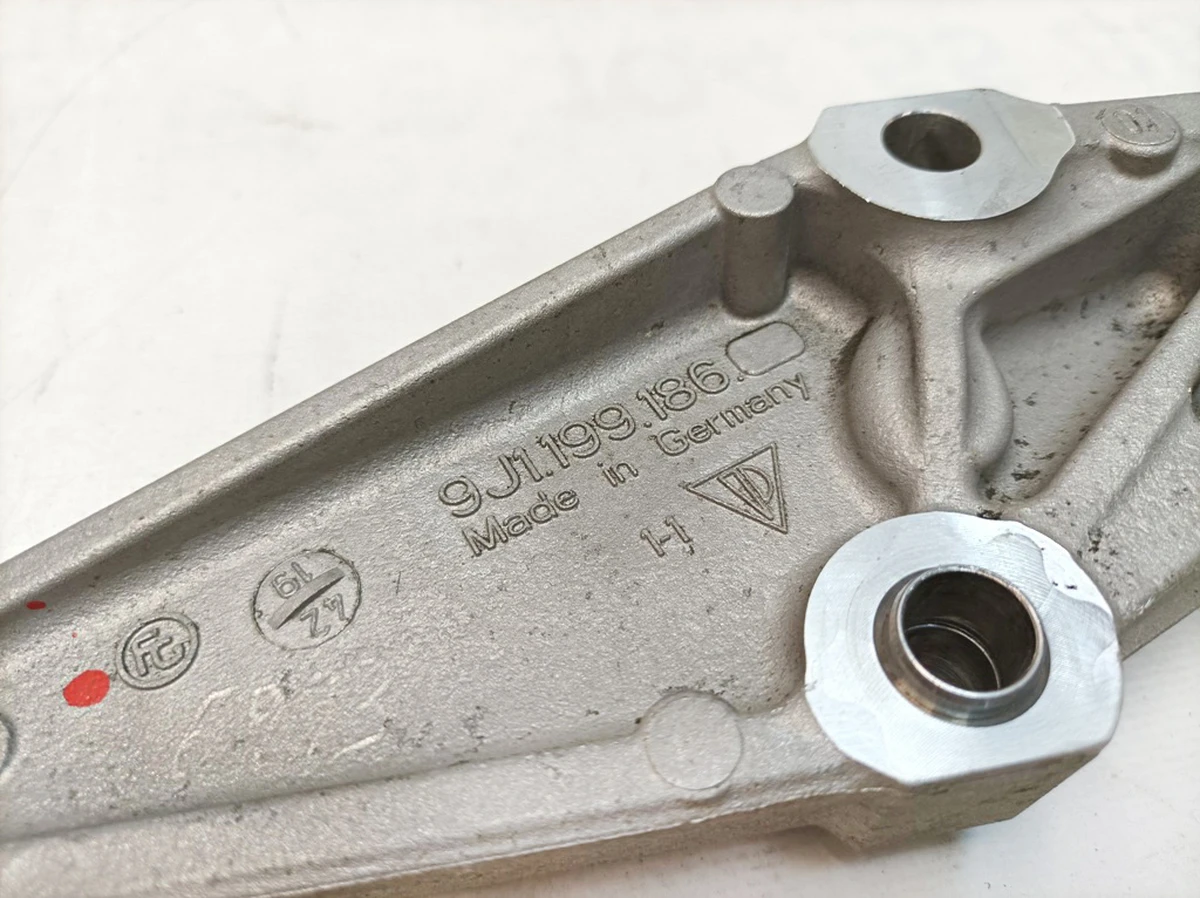 Кронштейн опори двигуна задній Porsche Taycan 9J1199186
