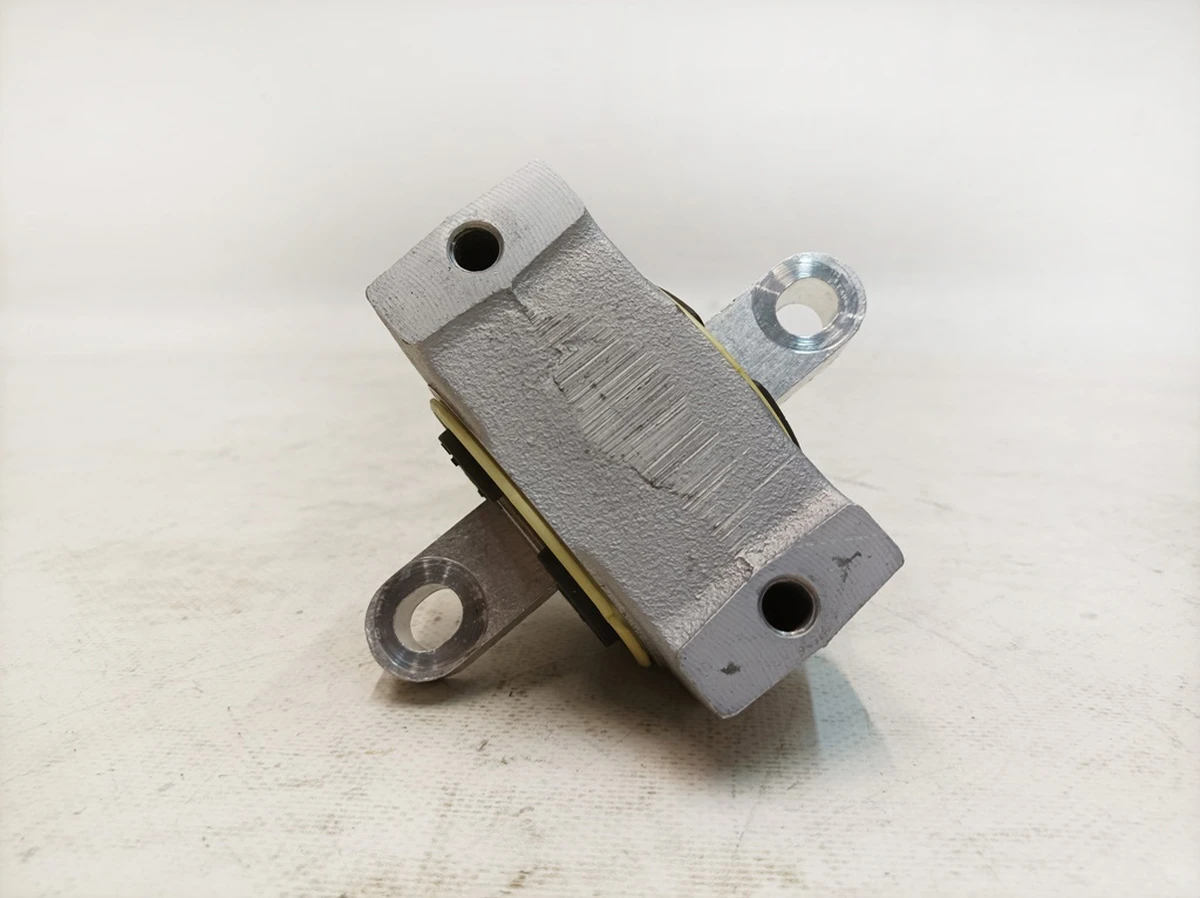 Кронштейн опорний задній лівий Porsche Taycan 9J1399111D