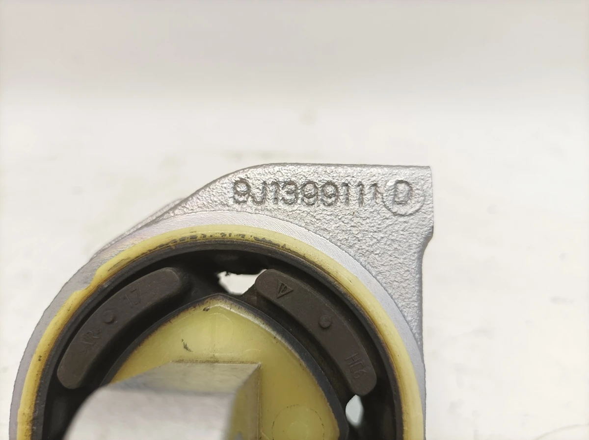 Кронштейн опорний задній лівий Porsche Taycan 9J1399111D