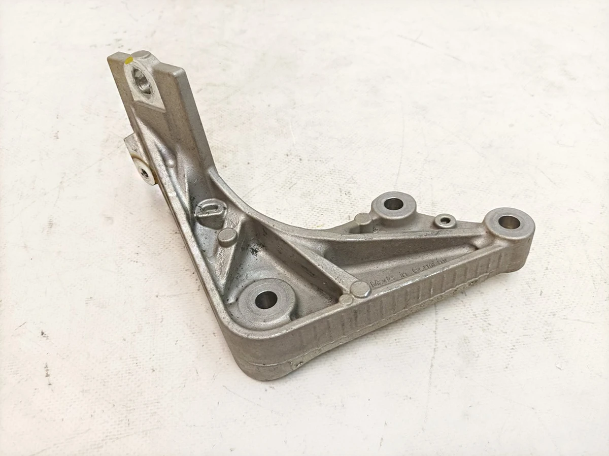 Кронштейн коробки задній передач Porsche Taycan 9J1399233B