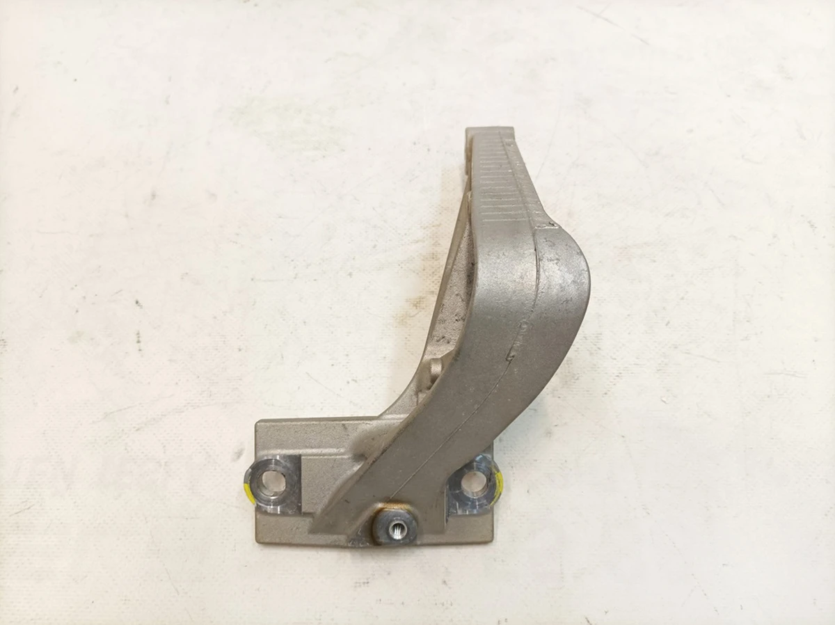 Кронштейн коробки задній передач Porsche Taycan 9J1399233B