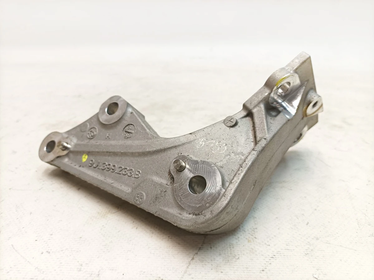 Кронштейн коробки задній передач Porsche Taycan 9J1399233B