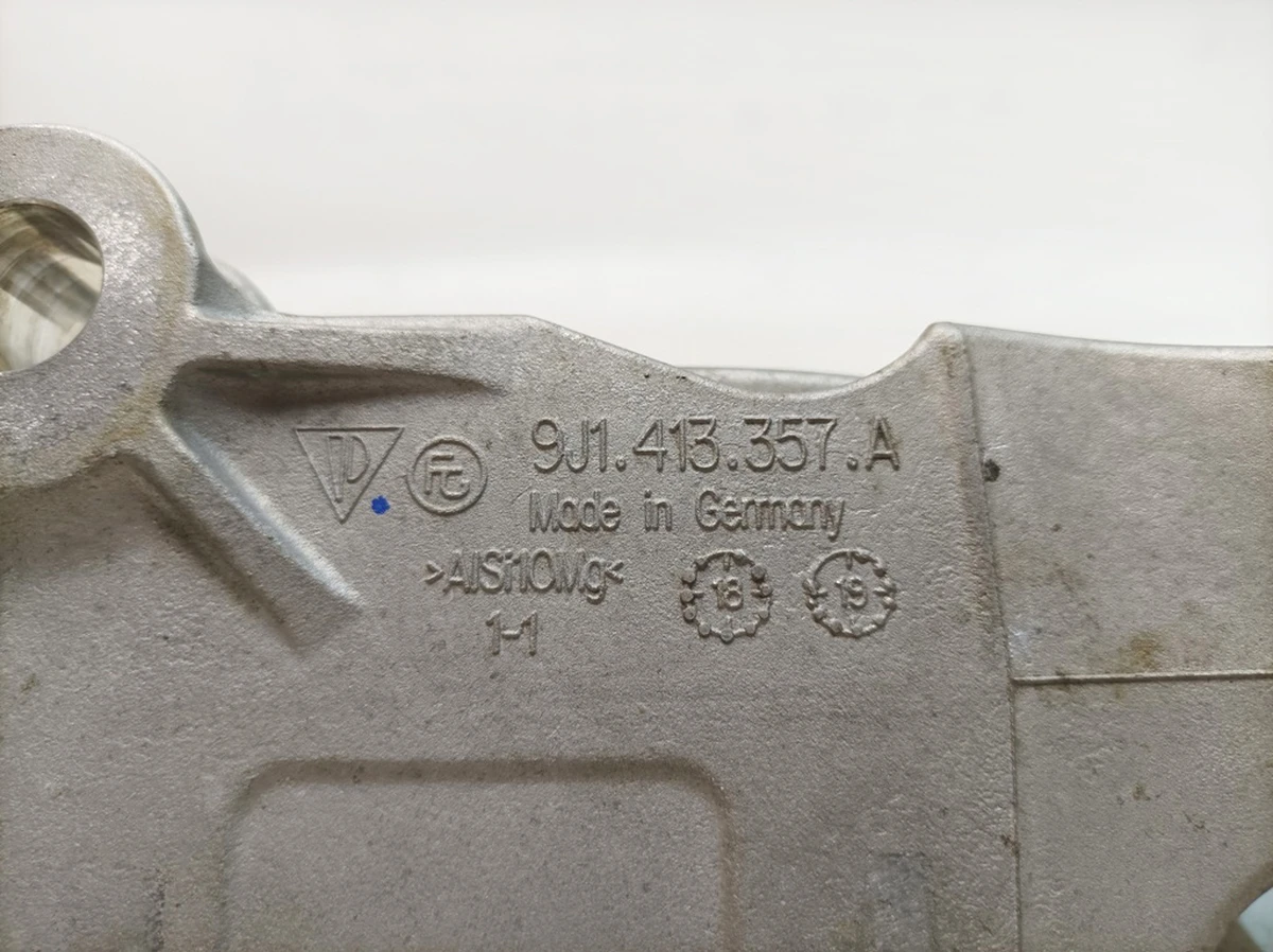 Опора стабілізатора ліва (порушена геометрія) Porsche Taycan 9J1413357A