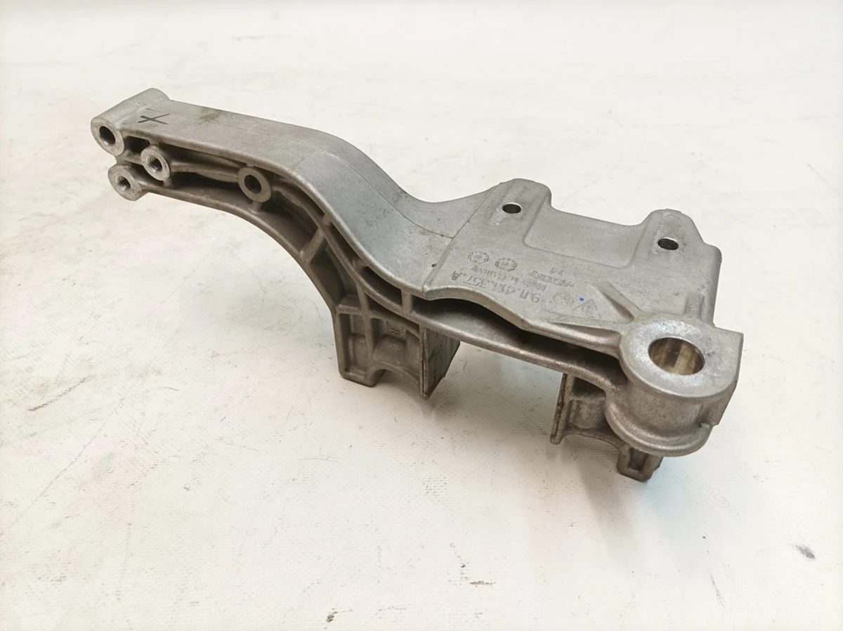 Опора стабілізатора ліва (порушена геометрія) Porsche Taycan 9J1413357A