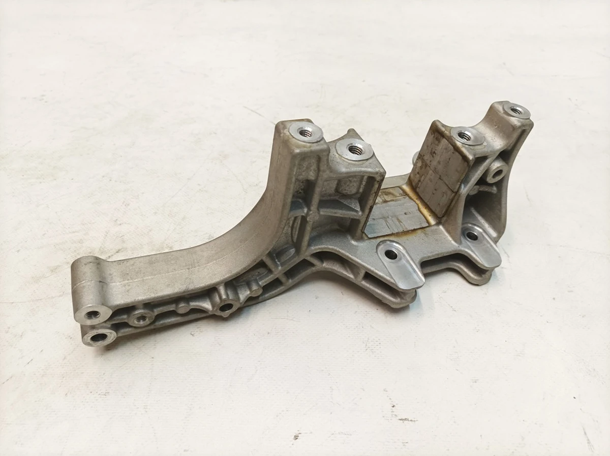 Опора стабілізатора ліва (порушена геометрія) Porsche Taycan 9J1413357A