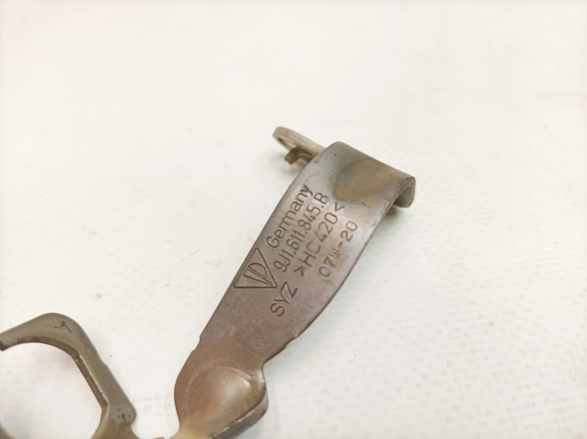 Кронштейн тормозного шланга передний левый Porsche Taycan 9J1611845B