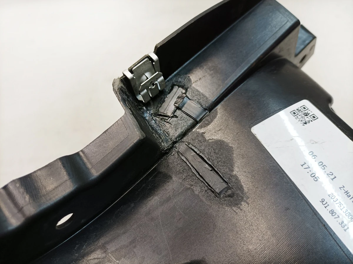 Кронштейн бампера заднего левый (восстановлен) Porsche Taycan 9J1807331