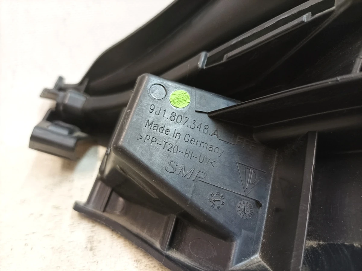 Кронштейн фари передньої правої Porsche Taycan 9J1807348A