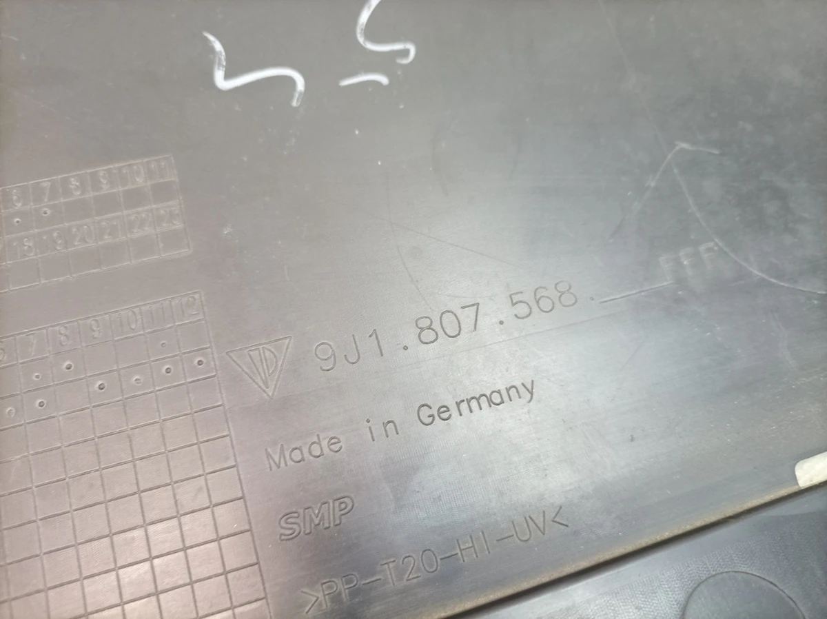 Дифузор нижній бампера заднього в зборі з антеною Porsche Taycan 9J1807568