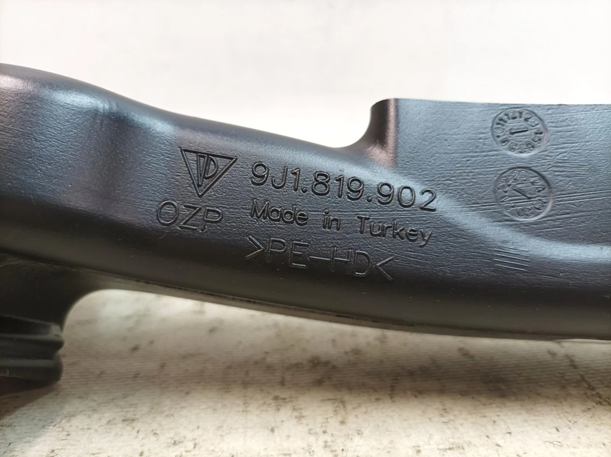 Дефлектор обдування простору для ніг сторона водія Porsche Taycan 9J1819902