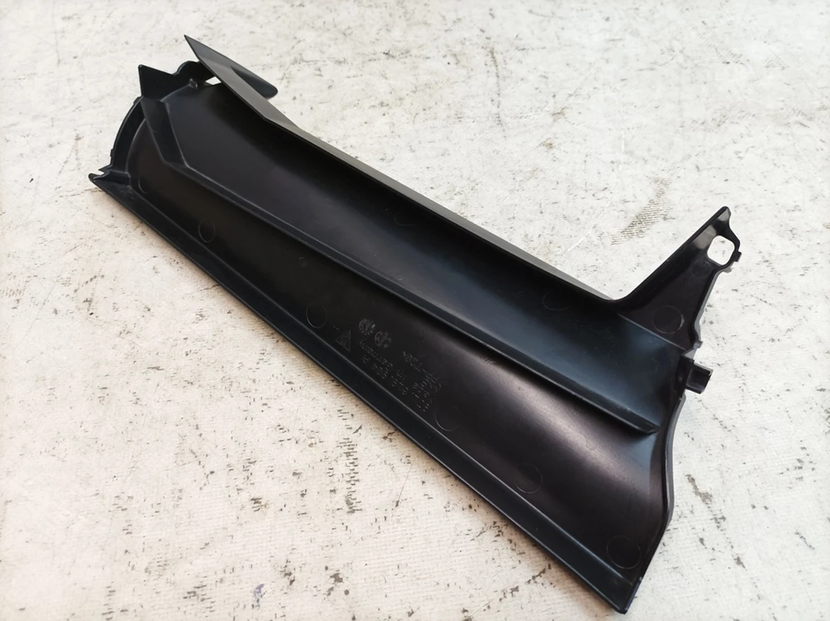 Напрямна система припливної вентиляції Porsche Taycan 9J1819904A