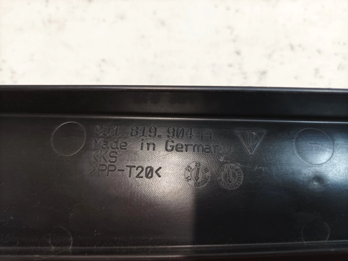 Напрямна система припливної вентиляції Porsche Taycan 9J1819904A