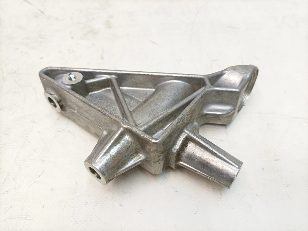 Air conditioning compressor bracket Porsche Taycan 9J1820881A