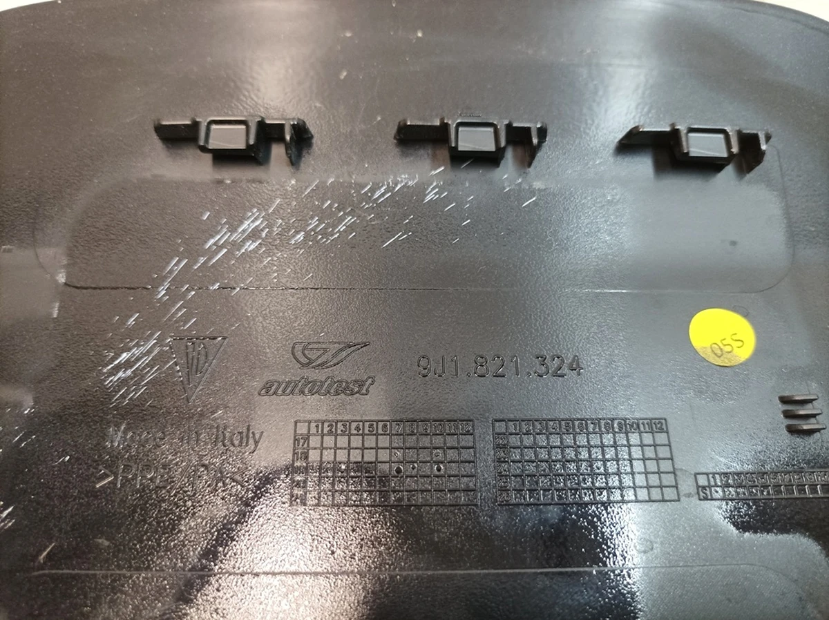 Крышка лючка порта зарядки правая Код краски: C9X Porsche Taycan 9J1821324