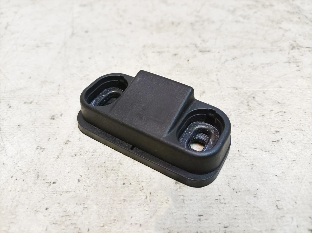 Упор спрямовуючий кришки багажного відсіку лівий правий Porsche Taycan 9J1827679