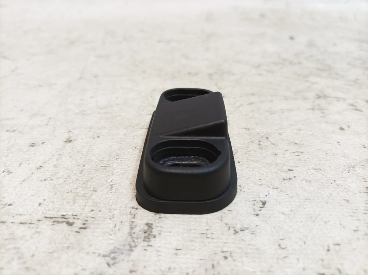 Упор спрямовуючий кришки багажного відсіку лівий правий Porsche Taycan 9J1827679