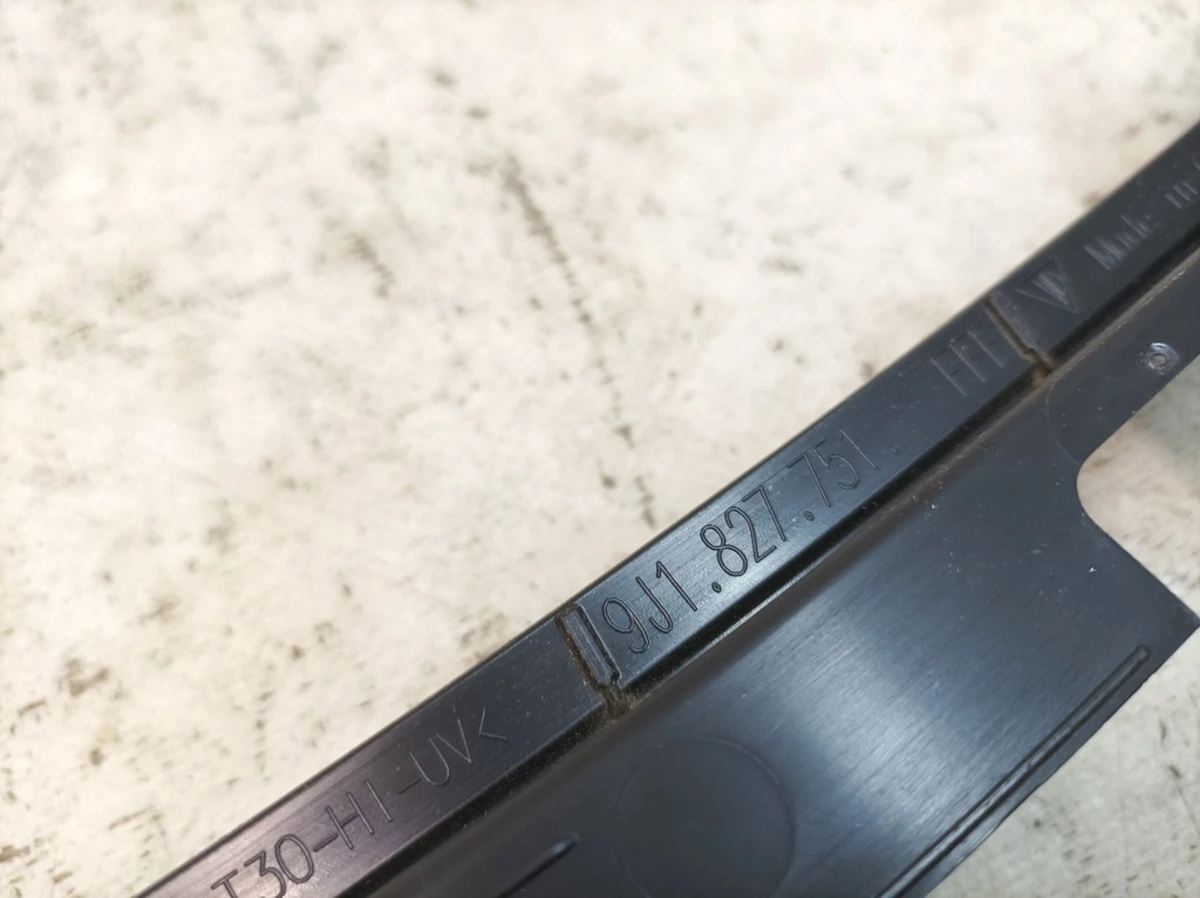 Накладка монтажный кронштейн спойлера заднего Porsche Taycan 9J1827751