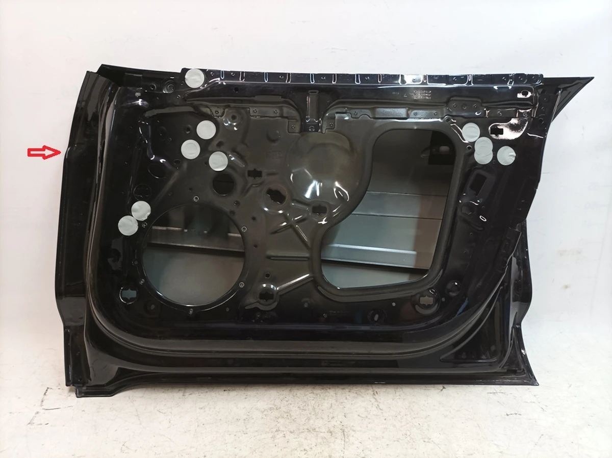 Двері передні права (метал) з дрібним пошкодженням Код фарби: C9X Porsche Taycan 9J1831194