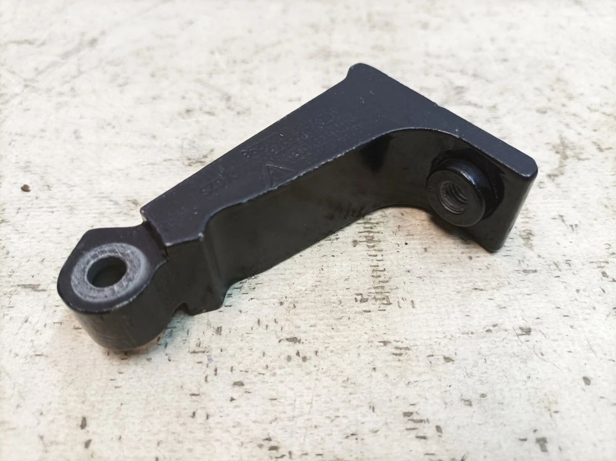 Петля дверей задньої лівої нижня (половина) стійка B Код фарби: C9X Porsche Taycan 9J1833403