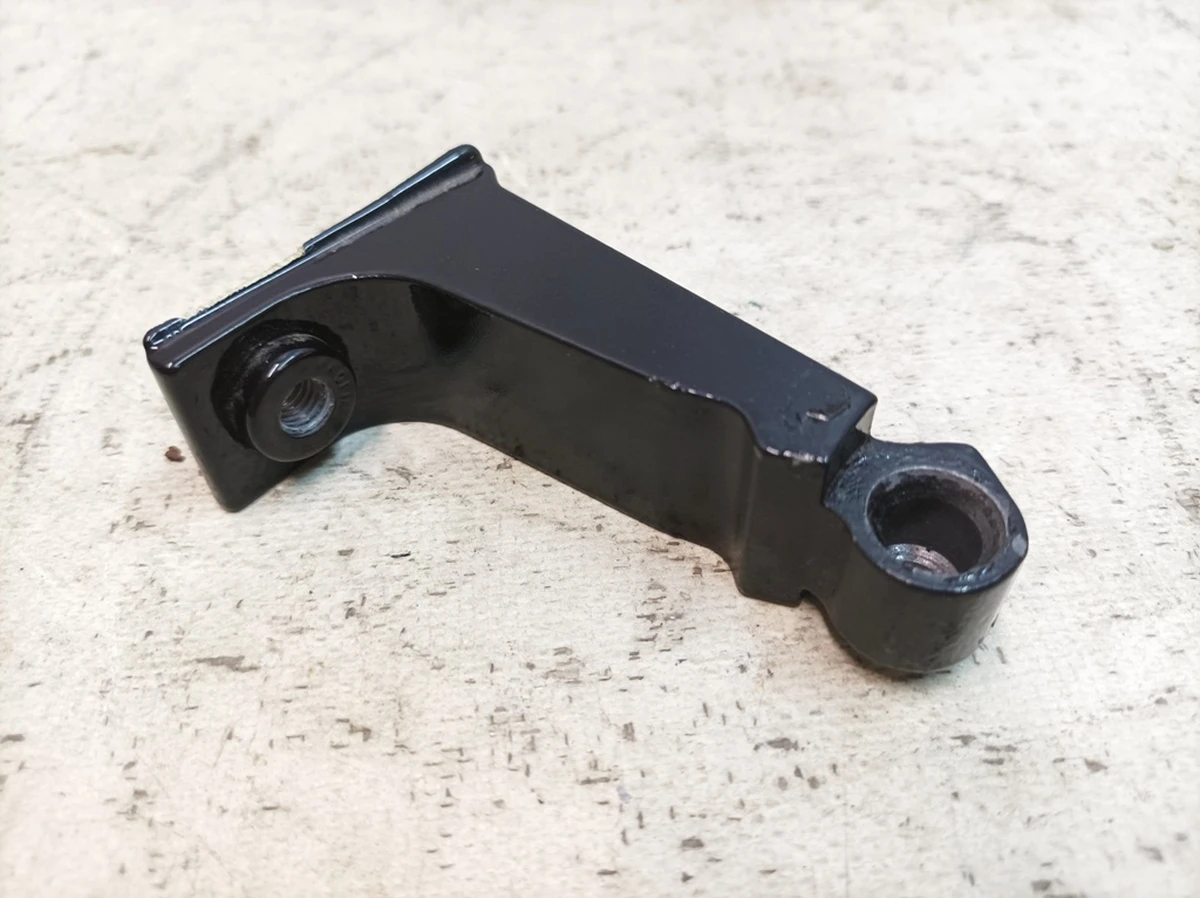 Петля дверей задньої лівої нижня (половина) стійка B Код фарби: C9X Porsche Taycan 9J1833403