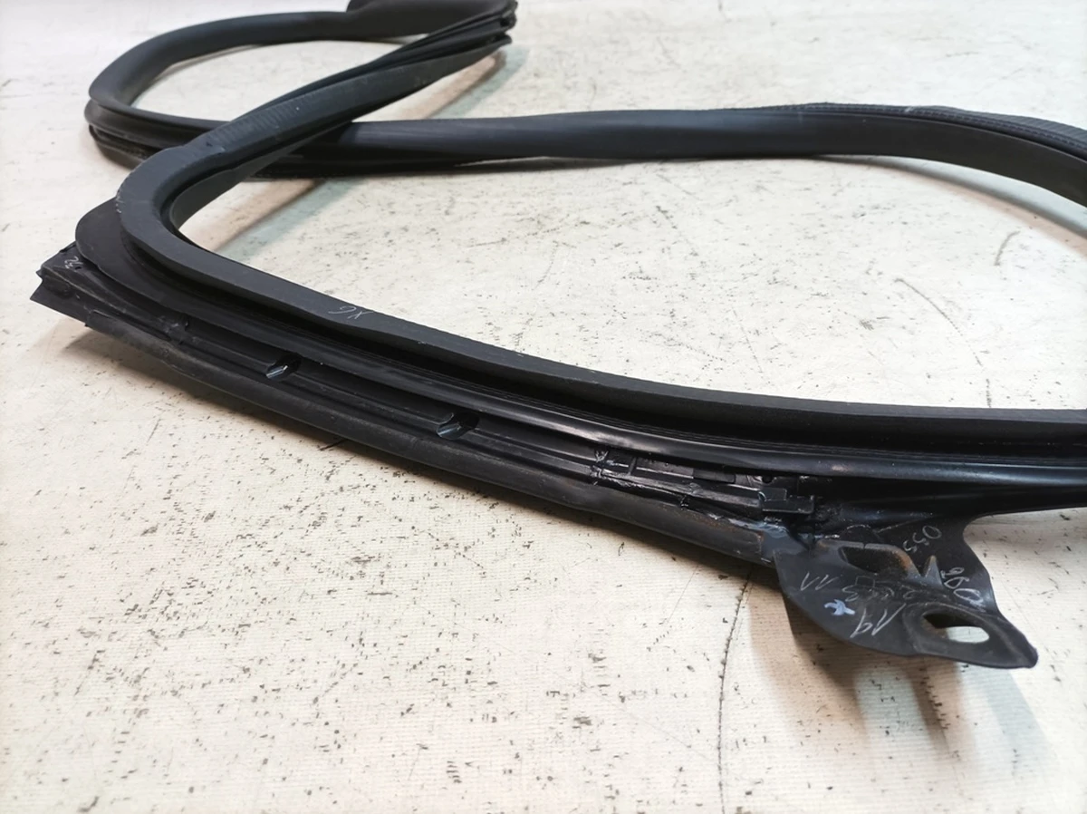 Уплотнитель внутренний двери задней правой Porsche Taycan 9J1833722AR