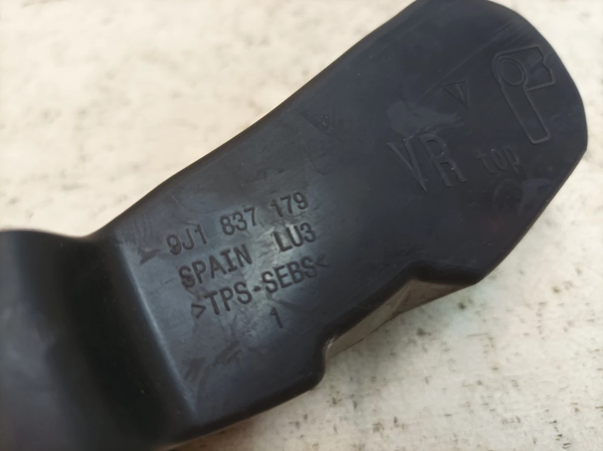 Пильовик обмежувача відчинення двері передній лівої правої Porsche Taycan 9J1837179