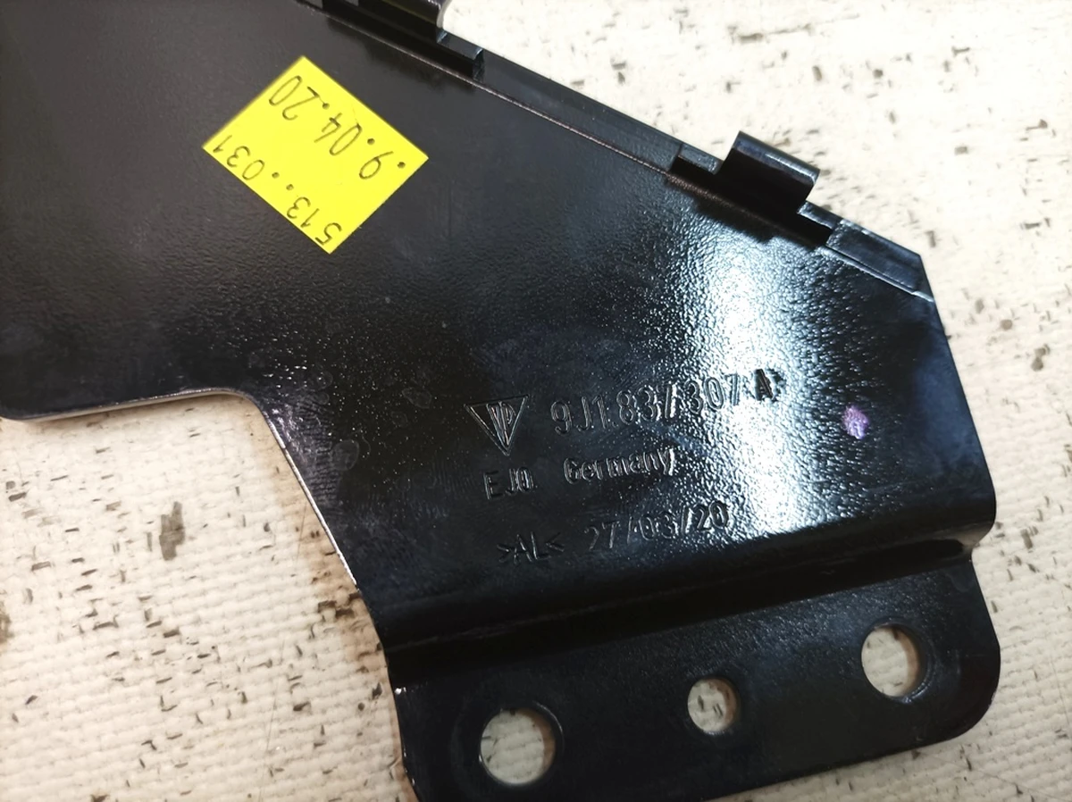 Накладка дверей передньої лівої Porsche Taycan 9J1837307A