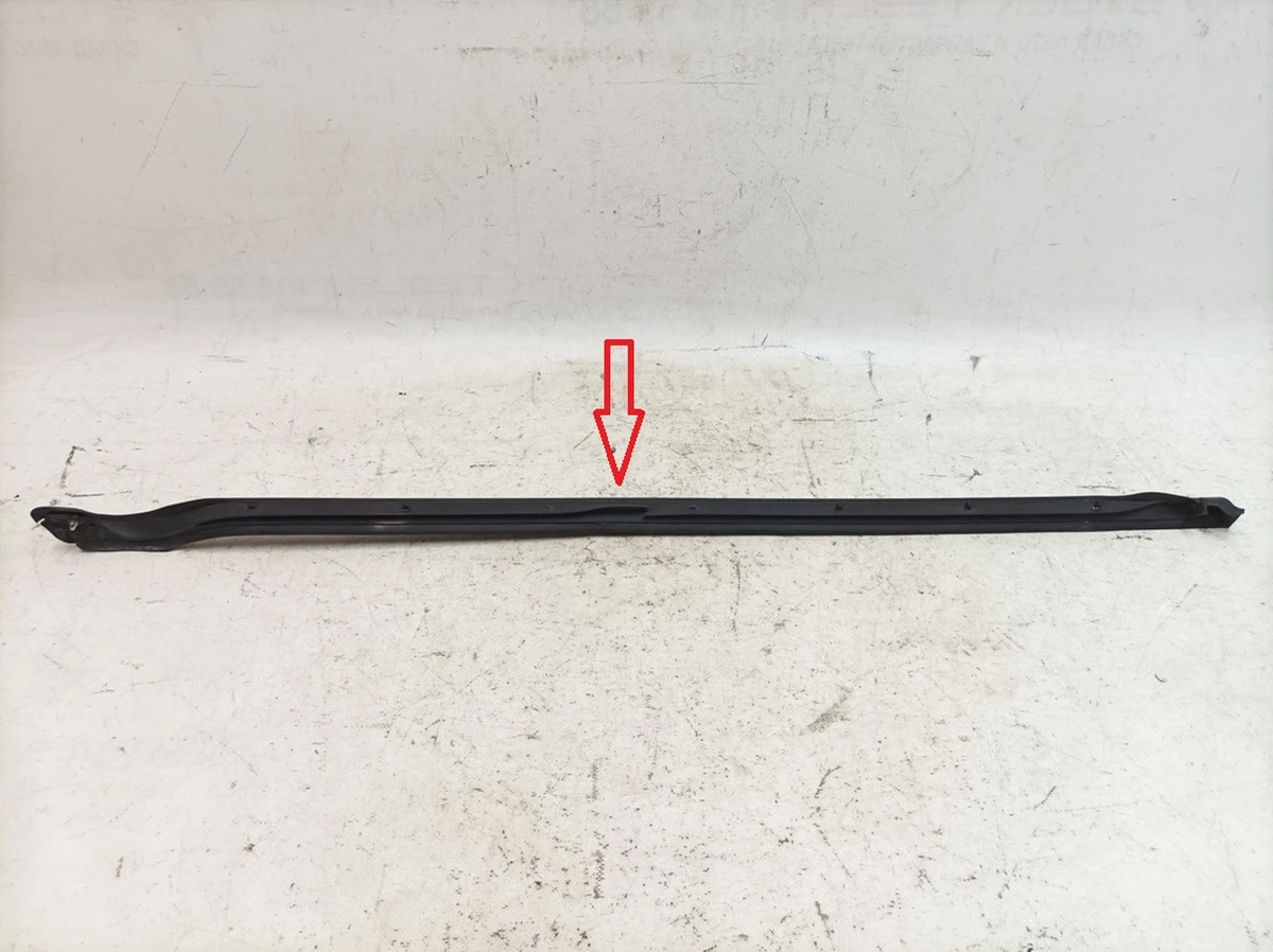 Уплотнитель нижний двери передней левой с повреждением Porsche Taycan 9J1837639