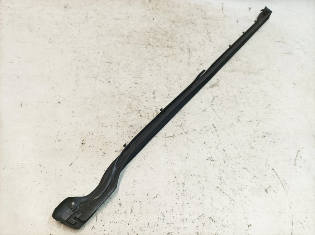 Уплотнитель нижний двери передней левой с повреждением Porsche Taycan 9J1837639