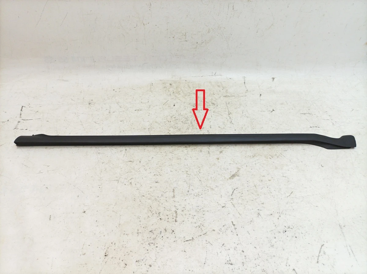 Уплотнитель нижний двери передней левой с повреждением Porsche Taycan 9J1837639