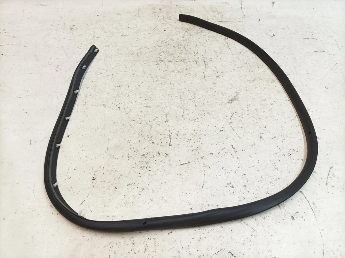 Уплотнитель двери передней левой (самоклеящийся) Porsche Taycan 9J1837911