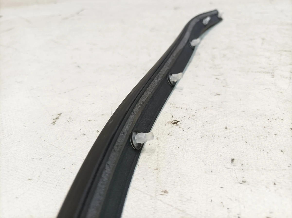 Уплотнитель двери передней левой (самоклеящийся) Porsche Taycan 9J1837911