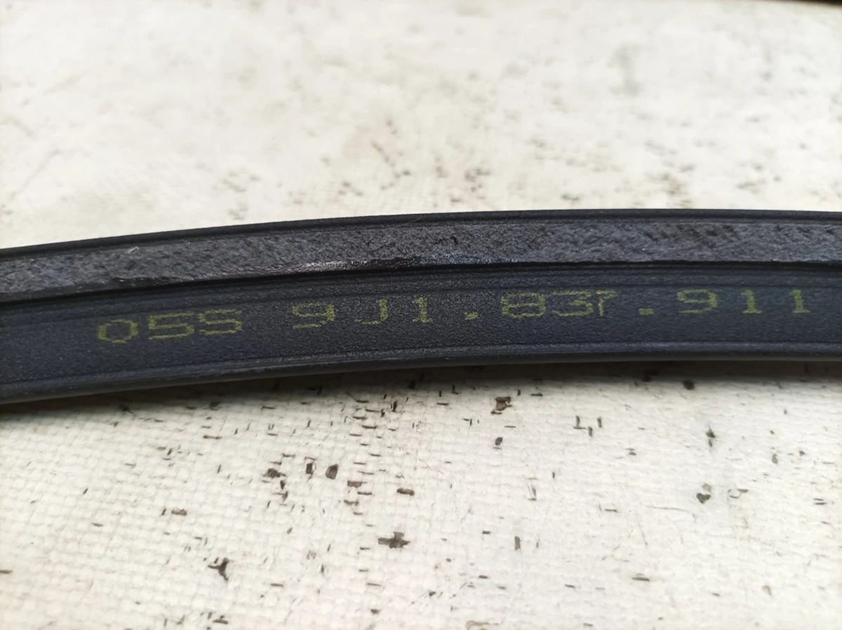 Уплотнитель двери передней левой (самоклеящийся) Porsche Taycan 9J1837911