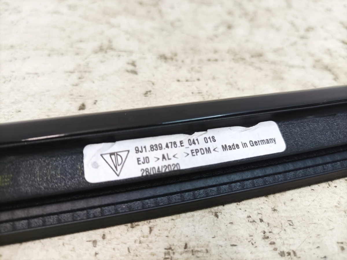 Молдинг двері задньої правої зовнішній BLACK 041 Porsche Taycan 9J1839476E