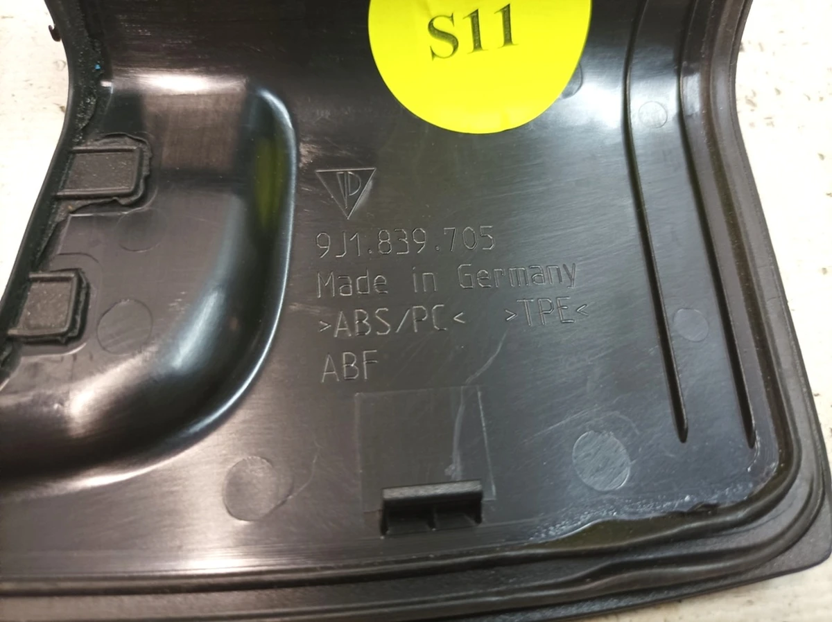 Крышка замка двери задней левой наружная Porsche Taycan 9J1839705