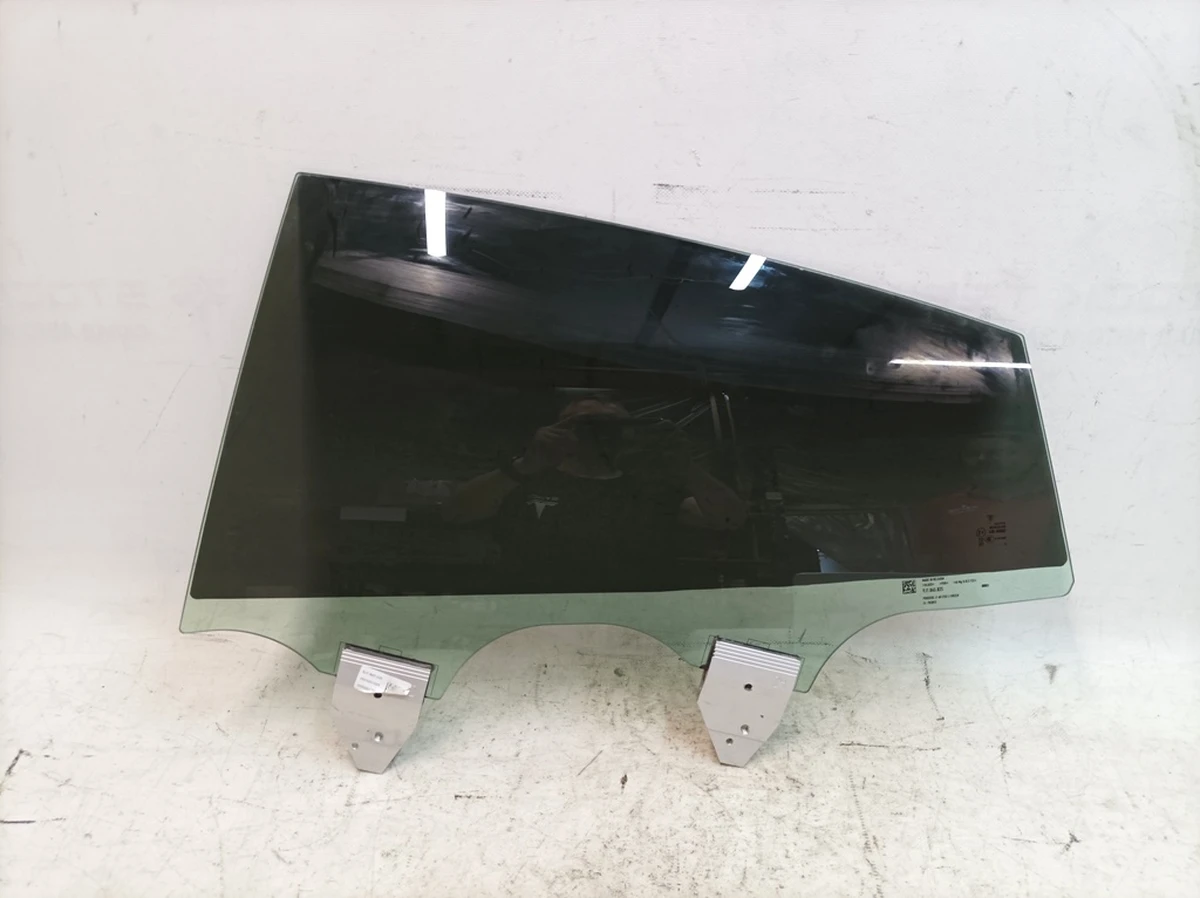 Скло дверей зліва ззаду