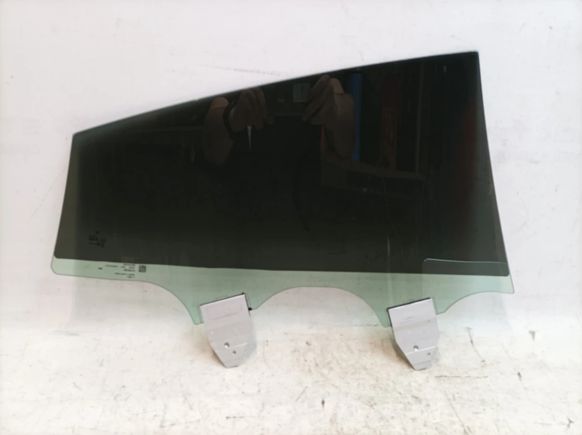 Скло дверей зліва ззаду