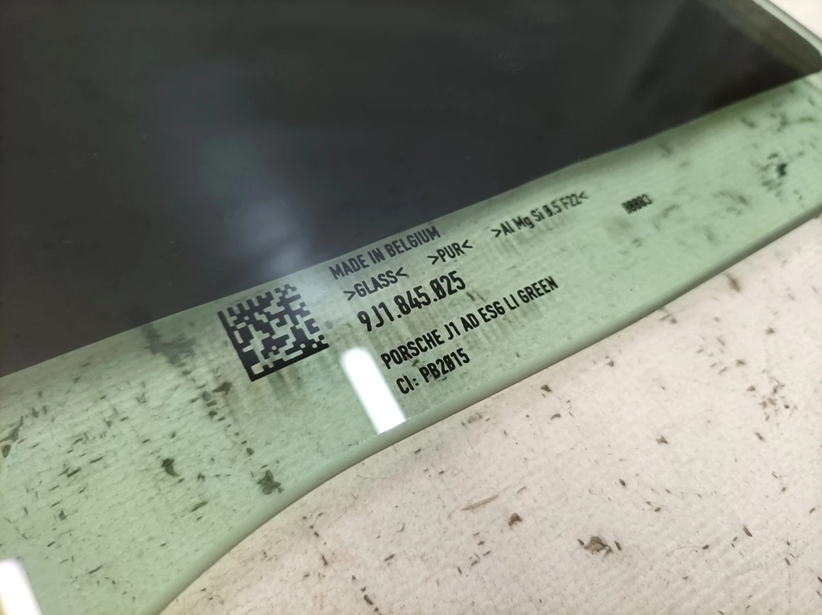 Скло дверей зліва ззаду