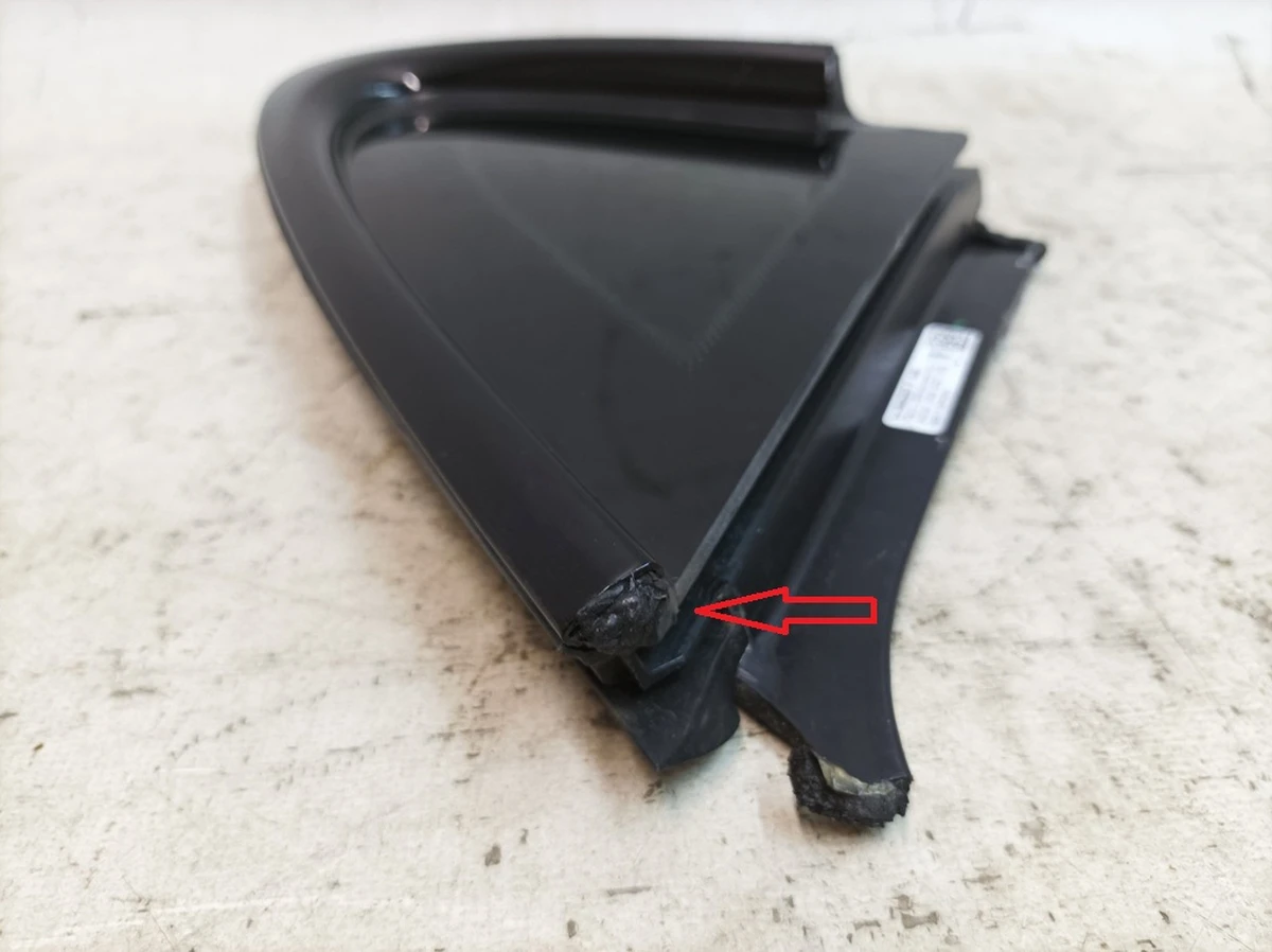 Side glass pillar C left 041 with damage Porsche Taycan 9J1845297P