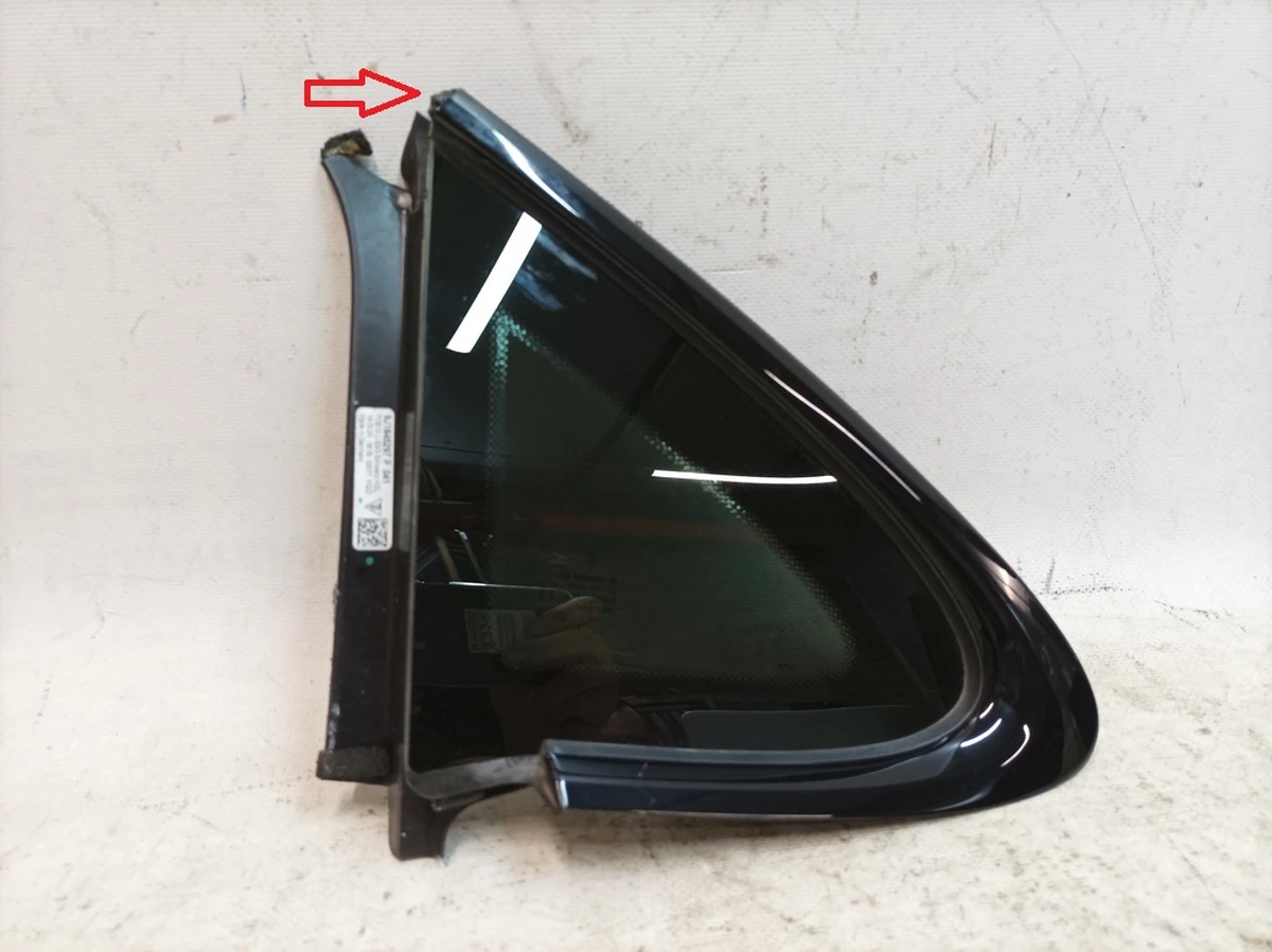 Side glass pillar C left 041 with damage Porsche Taycan 9J1845297P