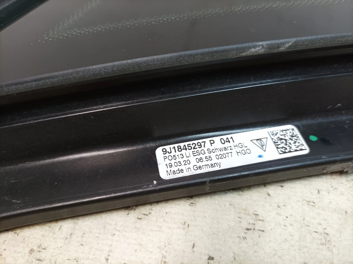 Side glass pillar C left 041 with damage Porsche Taycan 9J1845297P
