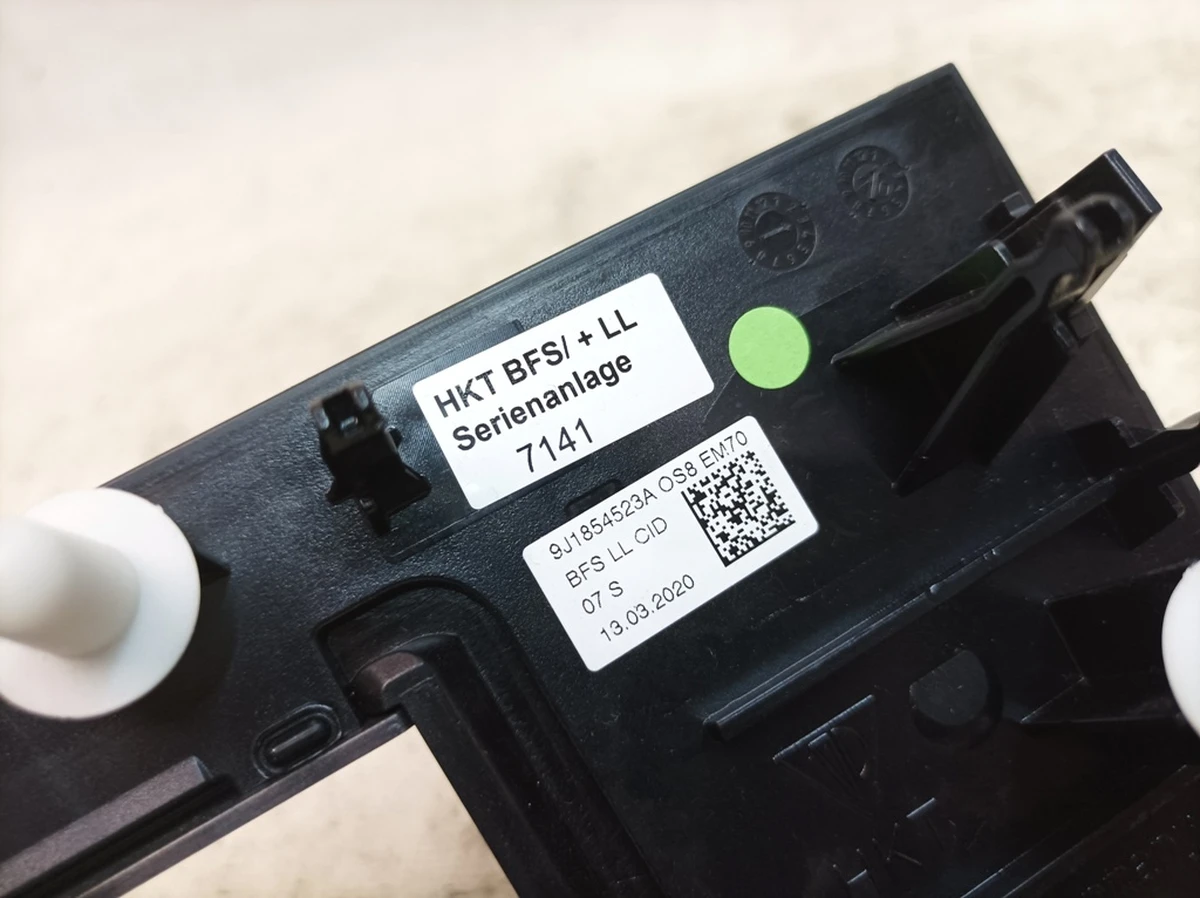 Облицовка передней панели Black сторона переднего пассажира вставка OS8 Porsche Taycan 9J1854523A