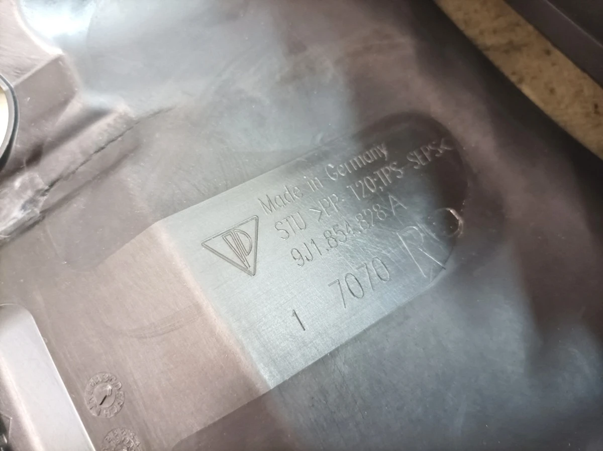 Wheel arch extension (mudguard) right with damage Porsche Taycan 9J1854828A