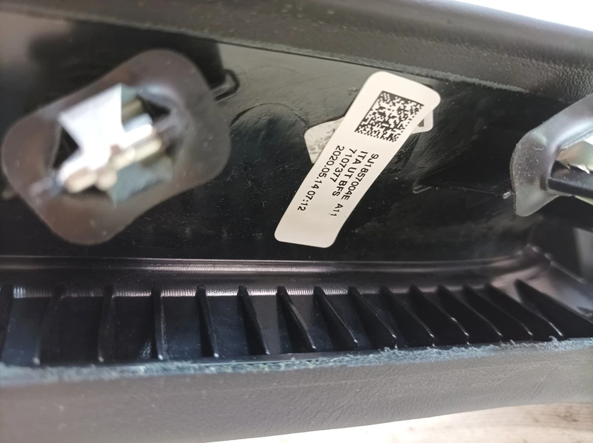 Накладка передньої панелі нижня частина сторона переднього пасажира A11 Шкіра Porsche Taycan 9J1857004E