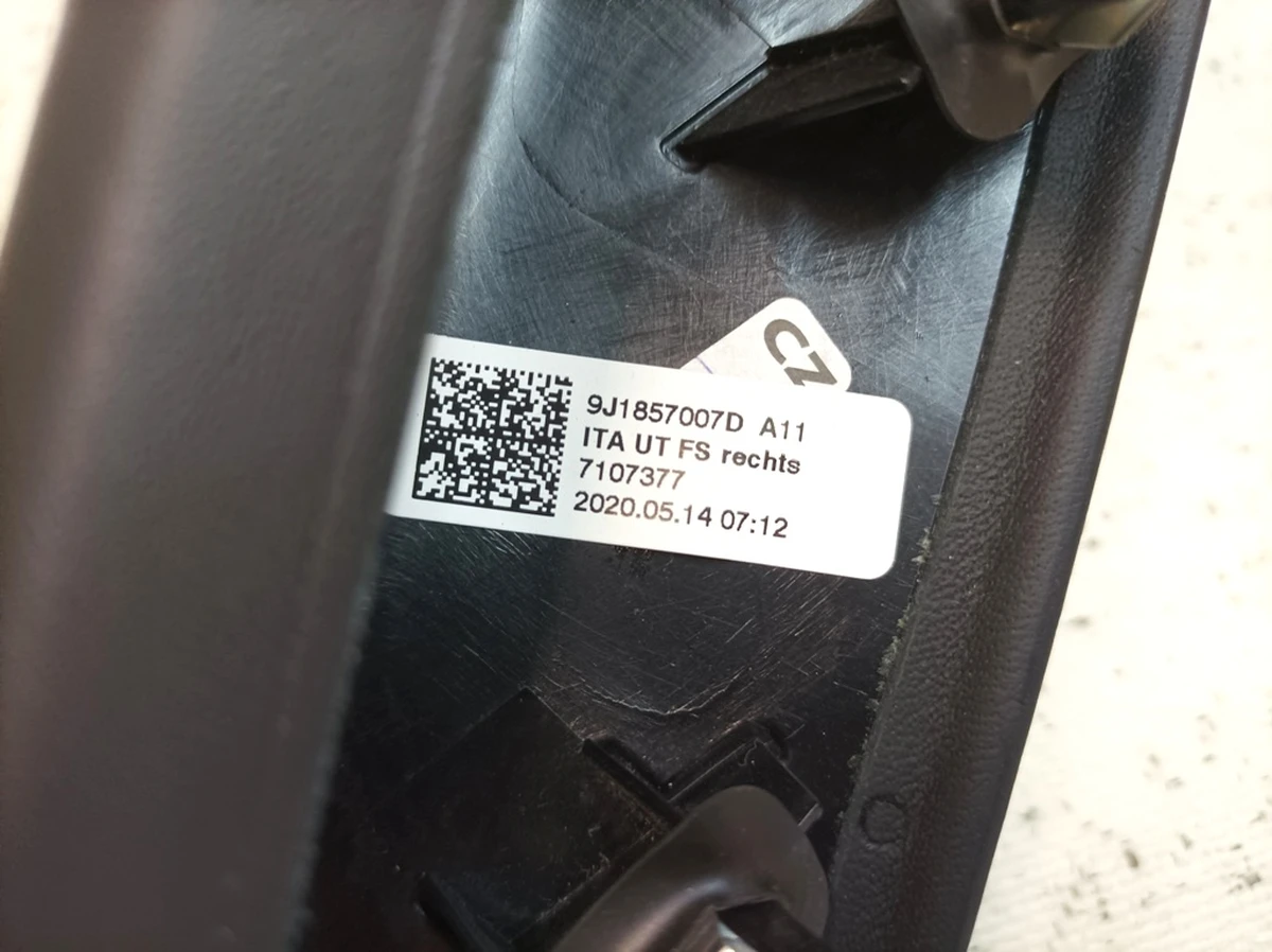 Накладка передньої панелі нижня частина сторона водія A11 Шкіра Porsche Taycan 9J1857007D