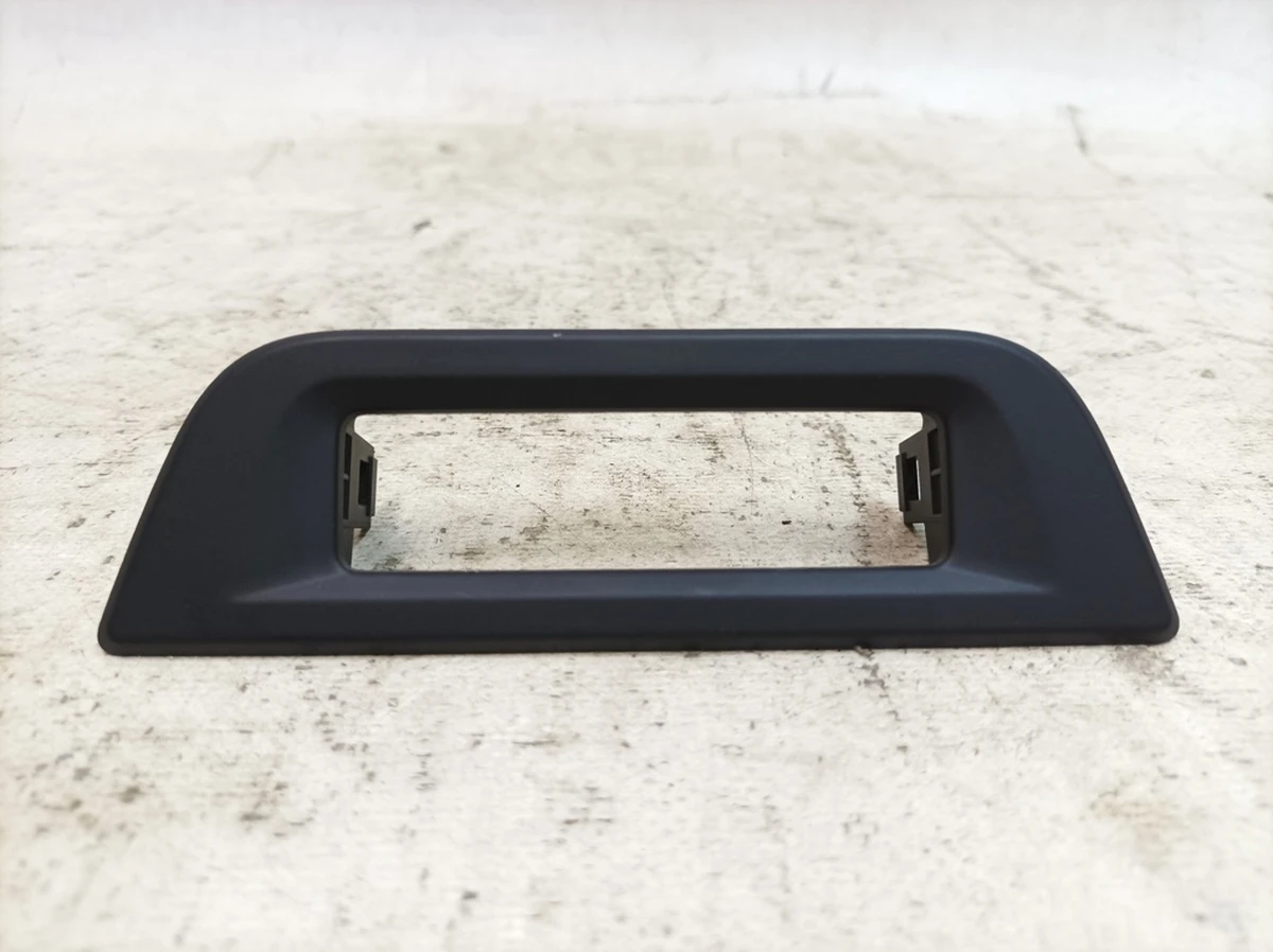 Накладка центральної консолі задня нижня 9M0 Porsche Taycan 9J1857503C