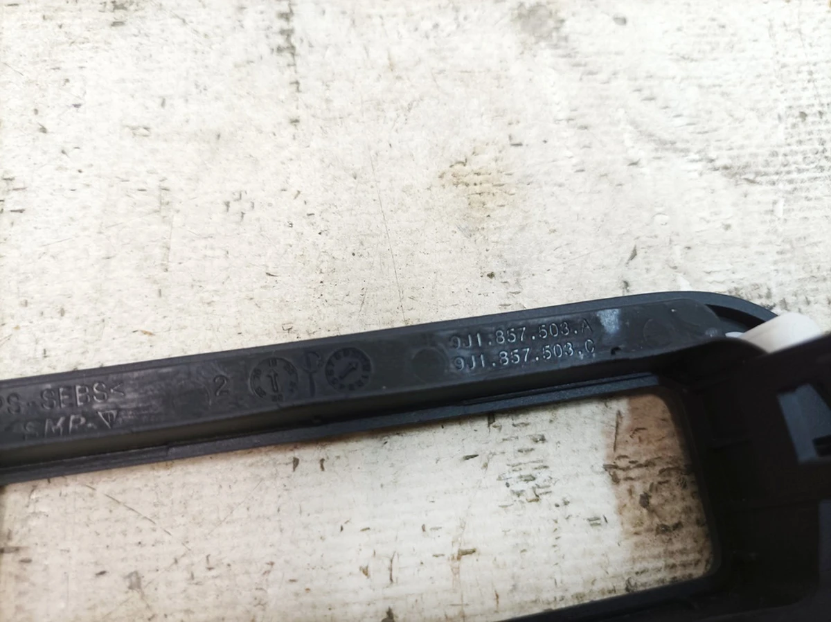 Накладка центральної консолі задня нижня 9M0 Porsche Taycan 9J1857503C