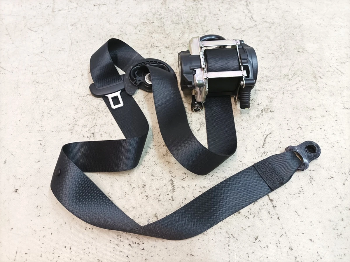 Ремень безопасности передний трёхточечный правый с повреждением Porsche Taycan 9J1857706B