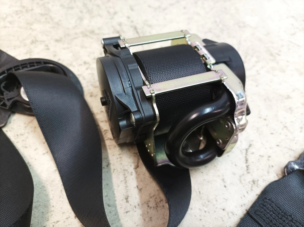 Ремень безопасности передний трёхточечный правый с повреждением Porsche Taycan 9J1857706B