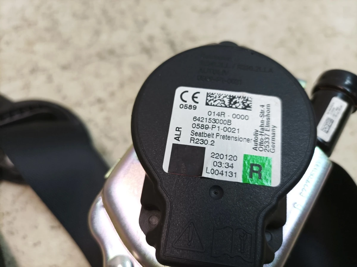 Ремень безопасности передний трёхточечный правый с повреждением Porsche Taycan 9J1857706B